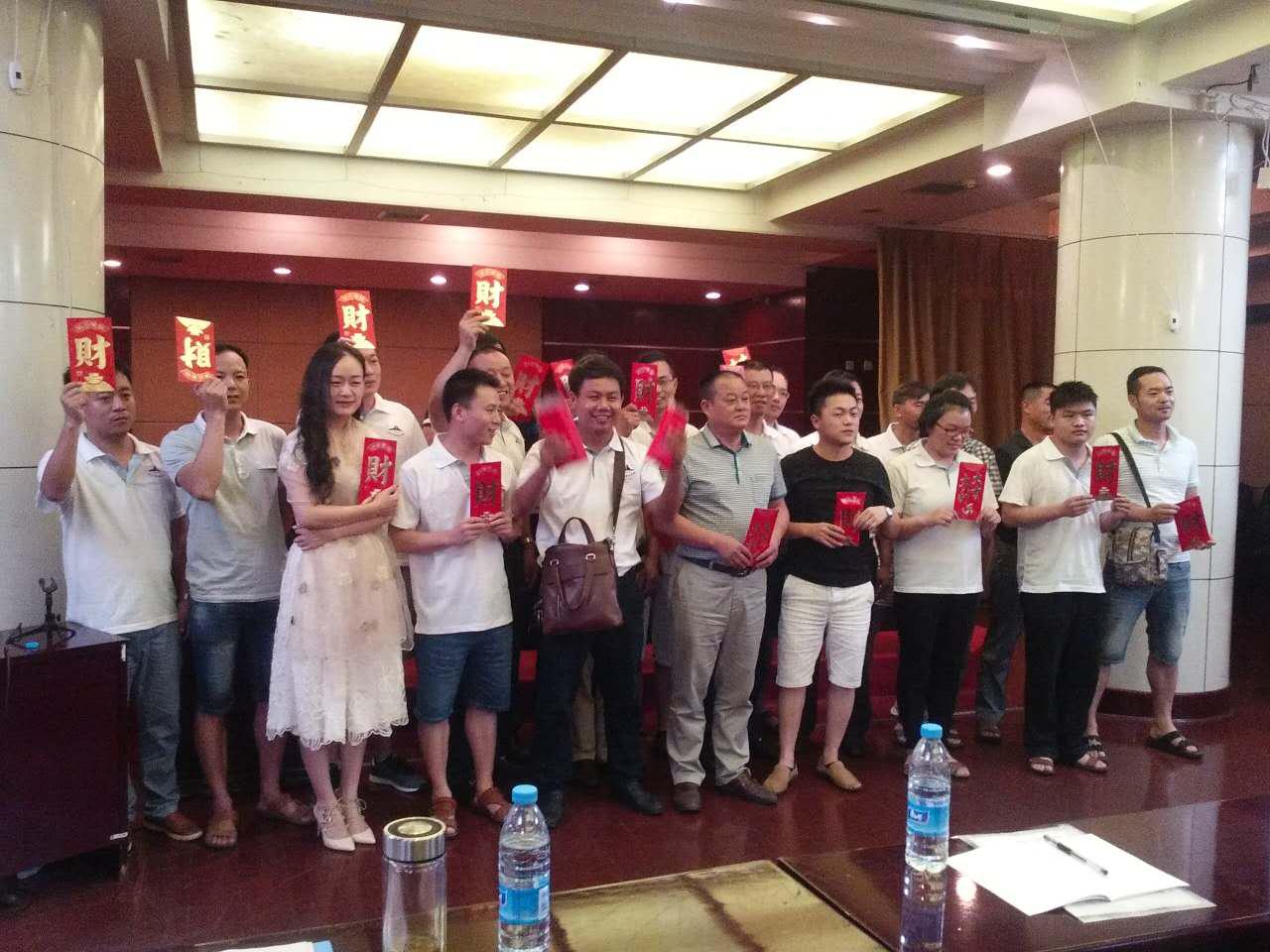 獲獎(jiǎng)人員喜笑顏開(kāi)、高舉“紅包”