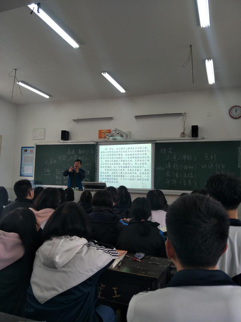 歐陽(yáng)昱北老師為桃江縣二中培優(yōu)班學(xué)生授課