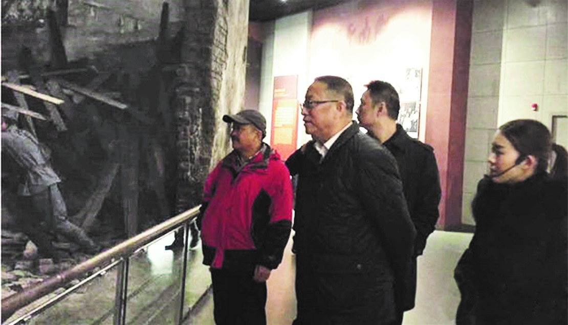 何譽(yù)軍（左一）陪同全國政協(xié)副主席、民革中央常務(wù)副主席鄭建邦（左二）參觀湖南抗戰(zhàn)紀(jì)念館。