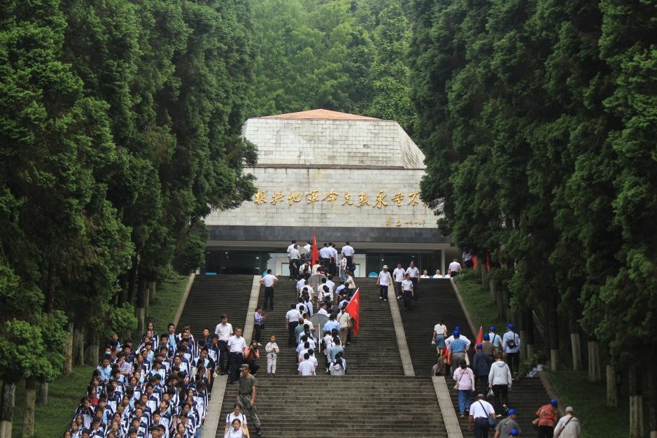 6月10日，全體員工參觀井岡山革命烈士陵園，并向革命烈士陵園敬獻(xiàn)花圈。