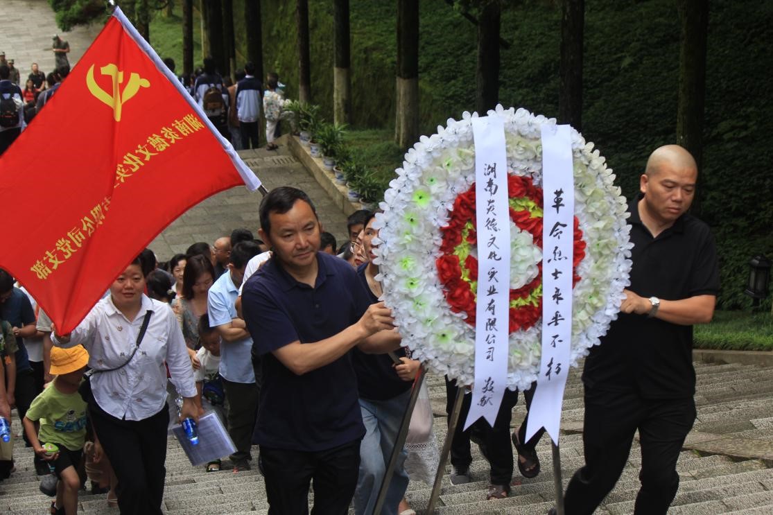 6月10日，全體員工參觀井岡山革命烈士陵園，并向革命烈士陵園敬獻(xiàn)花圈。